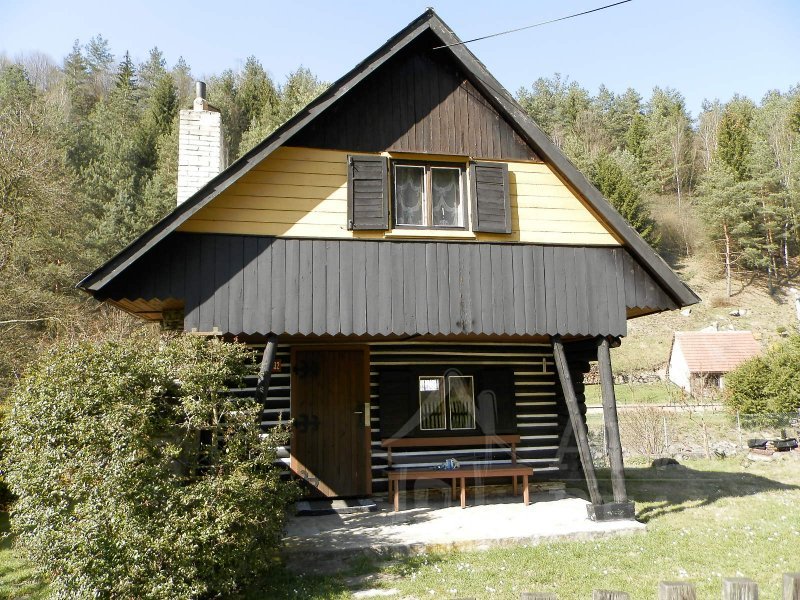 Nabízíme k prodeji patrovou chatu se zahradou v obci Štěpánov nad Svratkou